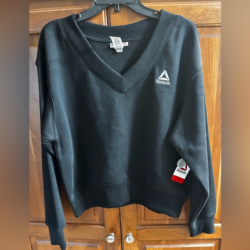 Reebok ladies V-Neck Sweatshirt in Black